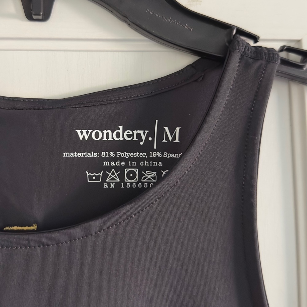 Wondery Long Day Hiking Pocket Tank Top Size Medium - Picture 4 of 6